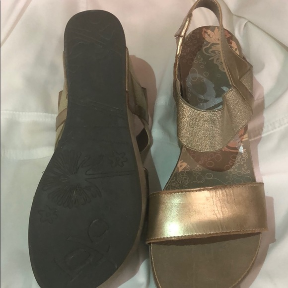 Great Gold platform summer wedges 7.5 size - Picture 4 of 4
